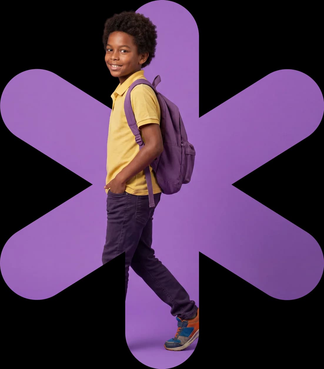 Estudante sorridente de mochila caminhando diante de um asterisco roxo